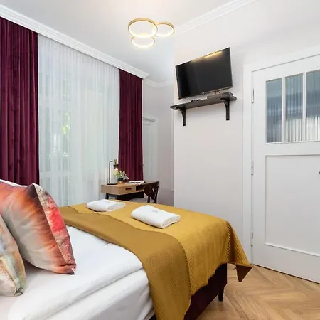 Luxurious & Unique Mickiewicza Cracow By Renters Prestige Apartman Krakkó