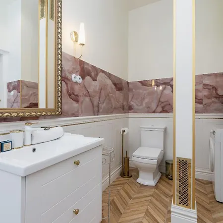 Luxurious & Unique Mickiewicza Cracow By Renters Prestige Lägenhet *