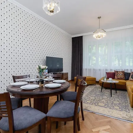Luxurious & Unique Mickiewicza Cracow By Renters Prestige Lägenhet