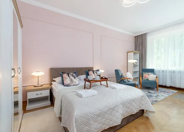 Luxurious & Unique Mickiewicza Cracow By Renters Prestige Lägenhet *