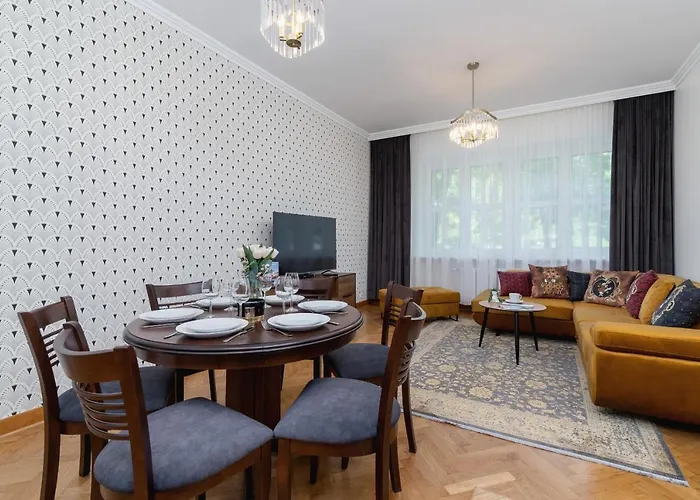 Luxurious & Unique Mickiewicza Cracow By Renters Prestige Lägenhet