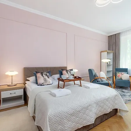 Luxurious & Unique Mickiewicza Cracow By Renters Prestige Lägenhet *